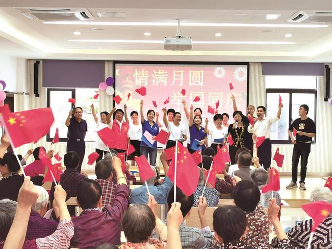 尧辰社区唱响祖国颂歌 文艺演出情暖邻里，共祝华诞锦绣
